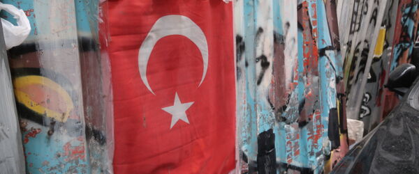 die türkische Flagge an einer bunten Mauer