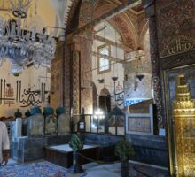 reich verzierte Wände und ein Kronleuchter im Mevlana-Mausoleum in Konya