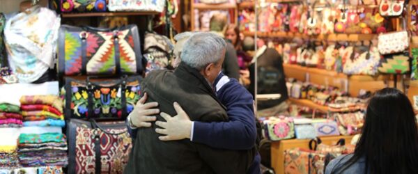 Necati umarmt einen Freund im Basar von Istanbul