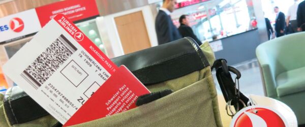 Tasche mit Pass und Reisedokumenten