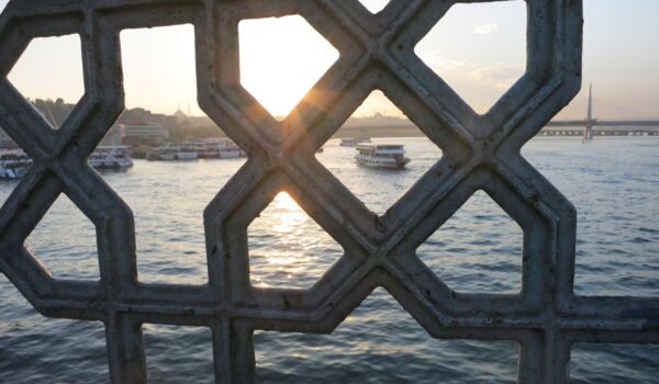 das verschlungene Geländer der Galata-Brücke in Istanbul