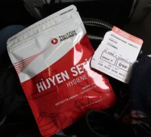 das Hygiene-Set der Turkish Airlines mit Maske und Feuchttüchlein