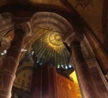 Kuppel der Hagia Sophia von unten, vorne braune Säulen