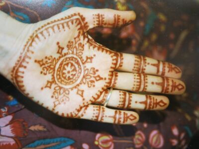 Hand mit rotbraunem Henna-Tattoo