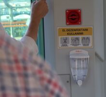 ein Spender für Desinfektionsmittel an der Innenwand eines Trams in Istanbul
