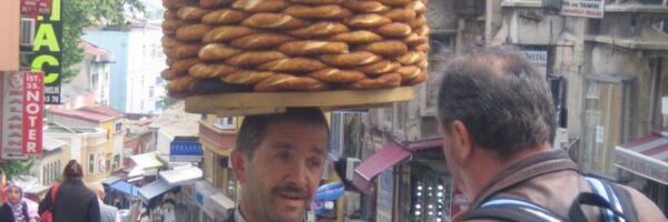 Ein simitçi in Istanbul mit seinem Sesamkringelturm