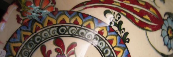 Tulpe und Blütenmotive auf einer modernen Keramikschale