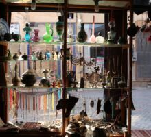 Schaufenster eines Antiquitätenhändlers mit Glasvasen, Gebetsketten, Schalen etc.