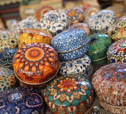 kleine runde Blechdosen mit orientalischen bunten Mustern
