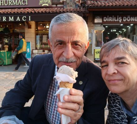 Christina und Necati essen Eiscreme. Im Hintergrund Ladengeschäfte in Konya.