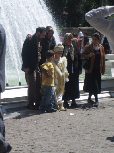 Junge im Beschneidungs-Prinzenkostüm vor dem Springbrunnen in Eyüp