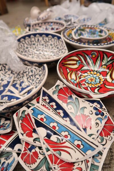 zerbrochene Keramikschalen mit rot-blauen Blütenmotiven