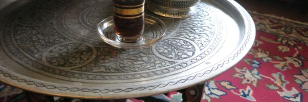 Tisch aus Holzgestell und handverziertem Kupfertablett
