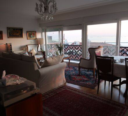ein klassisch eingerichtetes Wohnzimmer mit Blick aufs Marmara-Meer