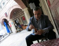 eine wohlverdiente Teepause in einem Hinterhof des Basars in Istanbul