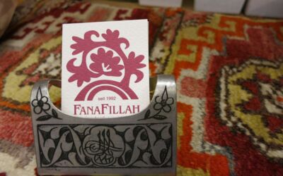 Fanafillah-Visitenkarten in einem Ständer