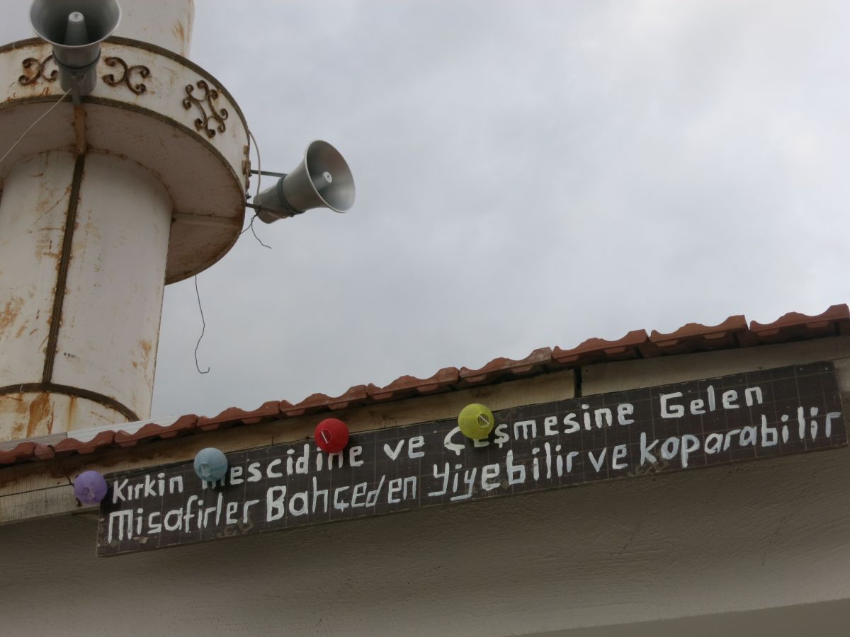 Die Inschrift am Dach der Kirkin-Moschee
