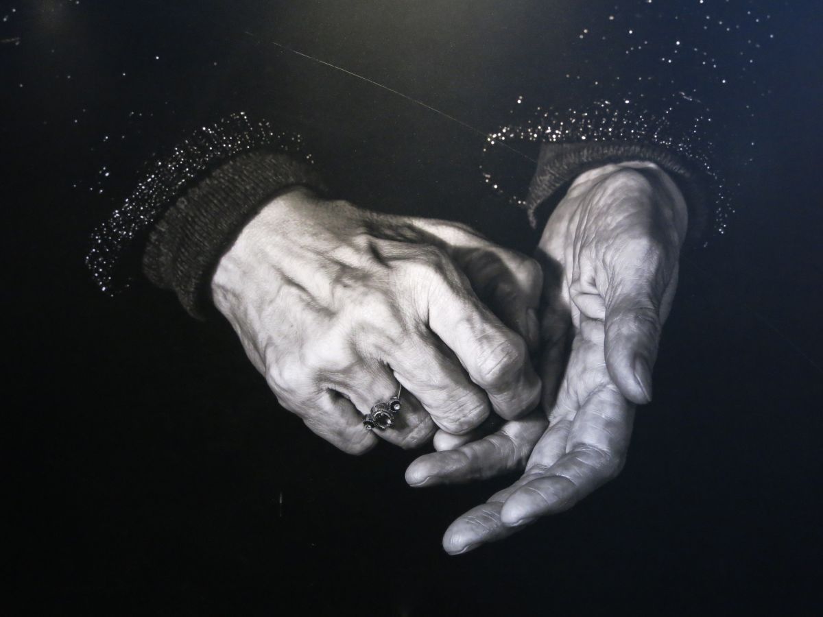 Schwarzweiss Foto der Hände einer Künstlerin